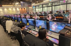 POE2 축제 현장으로 변신한 PC방