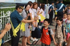 서장 아저씨와 하이파이브