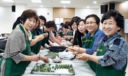 청주농협 부녀회 경로당에 송편 전달