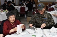 공군 제17전투비행단 성모꽃마을서 봉사활동