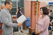 이나영 동구의장 우송경로당 활성화 감사장 받아