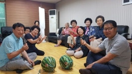 사직2동 행정복지센터 경로당 9곳에 수박 선물