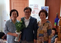 사창동 행정복지센터 축하화분 경로당에 기증