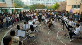 청주 직지초 등굣길 음악회 `눈길