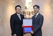 학교 발전금 지속 기탁… 서원대, 청주 김안과의원에 감사패 전달