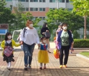 씩씩하게 등교했지만 … 엄마는 발길이 안떨어집니다
