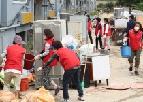 경남 함양군 주민들 서구 수해복구 지원 `구슬땀