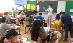 한 교실에서 두 선생님께 배워요