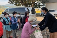 증평군 보건소 물품 꾸러미 전달