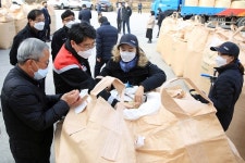 건조벼 상태 살피는 맹정호 서산시장