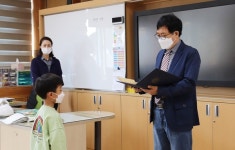 청주 문의초 입학생 대상 장학금 전달