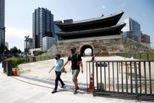 숭례문 통해 남대문시장 가요