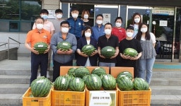 보령 남포면 주민자치위 경로당에 수박 전달