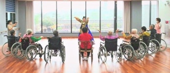 전통무용 이수자가 차린 요양원 마음치유 특별무대 `어깨춤 절로