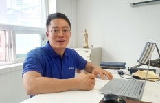 충북 아너 윤인기 두성기업 대표 `국경 초월한 나눔