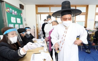 '갓에 한복' 논산 서당 훈장님도 투표