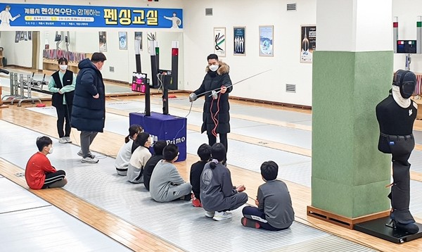 부산 해운대지역 초등생들, 펜싱을 통해 스포츠의 즐거움과 도전 경험 중!
