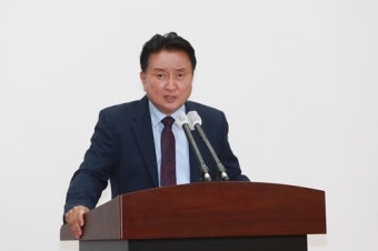 김영환 충북도지사 정치력 `시험대'