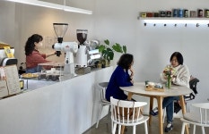 깔끔하고 세련된 분위기의 작은 카페