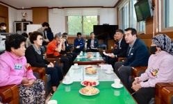 김동일 보령시장 어버이날 천북면민과 소통