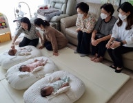 대소원면 사회보장협 출산 축하 물품 전달