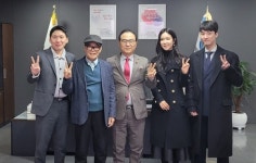천안시장실에 나타난 태권V `깜짝선물