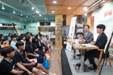 열정을 갖고 큰 꿈을 그려라, 책과 경험이 스승
