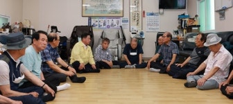 폭염에 경로당 문턱 닳도록… 정영철 영동군수 섬김행정 눈길