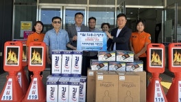 이민근 티티티 대표 물품 전달