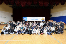 외국인 유학생과 함께 무궁화 꽃이 피었습니다