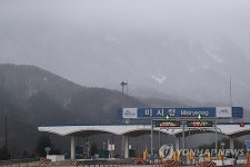 연휴 셋째 날 고속도로 서울→부산 6시간…폭설로 정체 우려