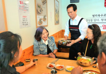 조병옥 음성군수, 자활사업 오백국수 2호점 일일 점장 변신