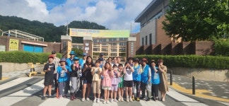 청주 흥덕초 교육복지 나눔드리 동아리, 시니어 교통안전지킴이에 디퓨저 전달