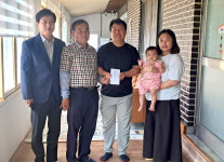 원남면 봉사단체 우리회, 첫 출생 가정 성금 전달