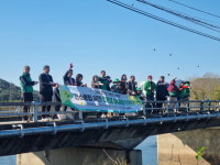 예산군 대흥면남녀새마을지도자협의회, EM 흙공 던지기로 하천 살리기 실천