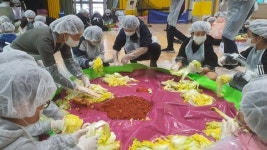 충주 대미초 김장 나눔 한마당 진행