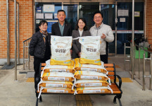 충주 중원농협 숭덕꿈터에 사랑의 쌀 전달