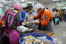 노인복지관 찾아 급식 봉사활동