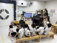 어린이집서 앞치마 입고 취임 첫 일정