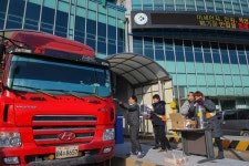 [포토뉴스] SL공사, 폐기물 운반기사에 따뜻한 음료를...