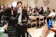 이재용 삼성전자 부회장 직원들과 셀카 인증샷 소통경영 나선 이유는?...구내식당 식사 현장