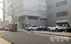 [포토뉴스] 불법 주정차 무법지대에서 쾌적한 도로로 바뀐 마포구청 인근 수입차 서비스센터