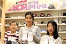 [포토뉴스] 아이와 함께 커플 신발을... 롯데월드몰 ABC 키즈마트