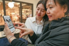 현대百, 시니어 엄지족 위해 모바일 앱 개편...가독성·검색 기능 ↑