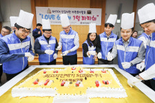 지엠테크니컬센터코리아 경영진·신입사원 120여명, 일일 파티쉐 자원봉사 진행