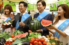 [포토뉴스] 충남 농산물 들여가세요... 롯데마트, 충남도와 협약 맺고 충남물산전 열어