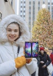 [포토뉴스] 미국 뉴욕 타임스스퀘어 LG전자 전광판 앞 듀얼 스크린 스마트폰 LG G8X 씽큐, 눈에 띄네