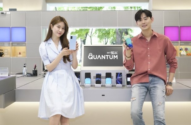 SK텔레콤 기술 적용된 삼성폰 출시...양자보안·5G 갖춘  '갤럭시 A 퀀텀' | 포토뉴스