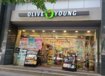 코로나에도 매장 늘린 CJ올리브영, 옴니채널·배송 거점 전략으로 차별화