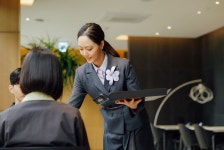 [유통가 레이더] 버려진 페트병, 유니폼으로 부활... 롯데百, 1만 1천여 직원 유니폼 변경 등